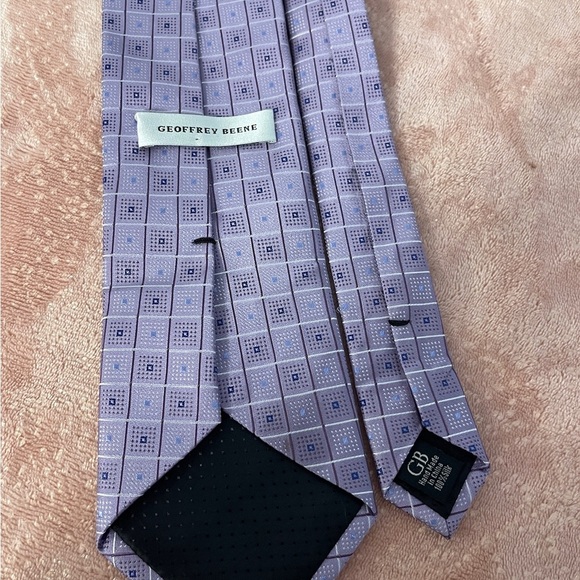 Geoffrey Beene Lavender Geometric Men's Tie - Picture 5 of 8